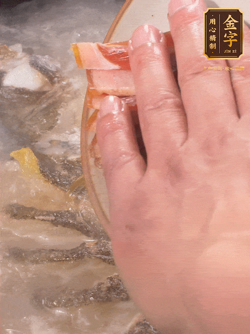 將煎好的魚，倒入三大碗開水。大火煮開后放入1個(gè)蔥結(jié)、2片姜片和1勺料酒和火腿片