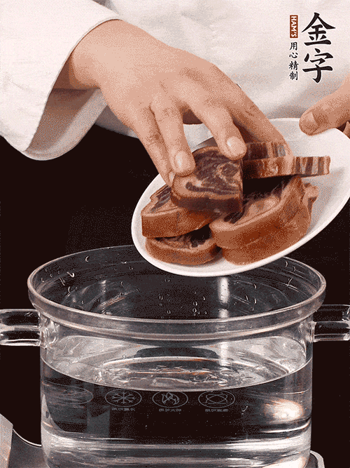 準(zhǔn)備食材。做金銀蹄有2個關(guān)鍵點(diǎn)：食材上火腿當(dāng)然得選足年發(fā)酵的金字火腿，新鮮豬爪最好選前腳、大小適宜的。
