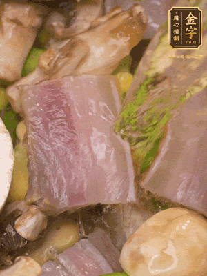 開蓋，放入河蝦繼續(xù)燜煮5分鐘