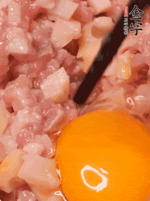 豬肉末、咸肉丁，分次加蔥姜水，一勺糖、一丟白胡椒，春筍丁，打入一個雞蛋