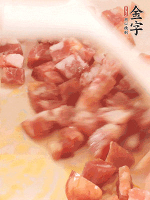 香腸炒出油脂，加入蠶豆煸炒