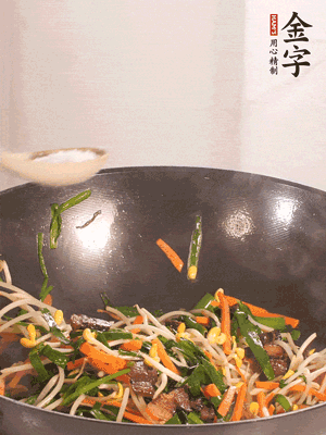 炒合菜：金字醬油肉、綠豆芽、韭菜