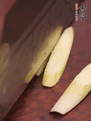 蒜白切小段，辣椒斜切圈
