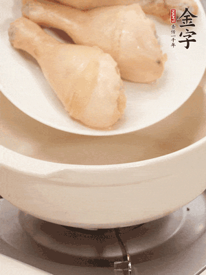 雞腿、火腿、干貝、蒜頭放入砂鍋內(nèi)燉1小時(shí)