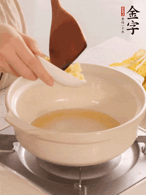 鍋里留少量底油煸香火腿和姜末。