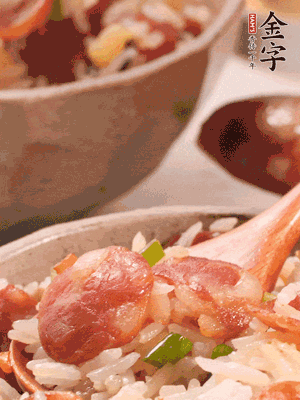 開(kāi)蓋后，沿鍋邊淋2大勺花生油，大火烤出鍋巴。輕輕翻拌一下，撒點(diǎn)蔥花。