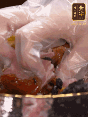 排骨洗凈后（蠔油、生抽、老抽、鹽、糖、淀粉、豆豉、蒜蓉、姜絲）腌制30分鐘