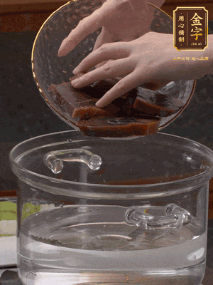 火腿蹄片冷水下鍋，水沸騰后煮5分鐘焯水