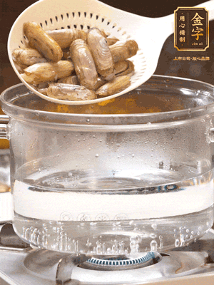 煮一鍋沸水，下蟶子汆燙30秒，撈出浸入冰水，取出蟶子肉