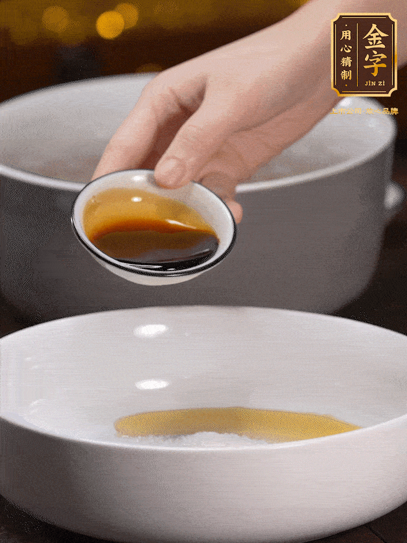 金字鹵牛肉切片，黃瓜切絲
