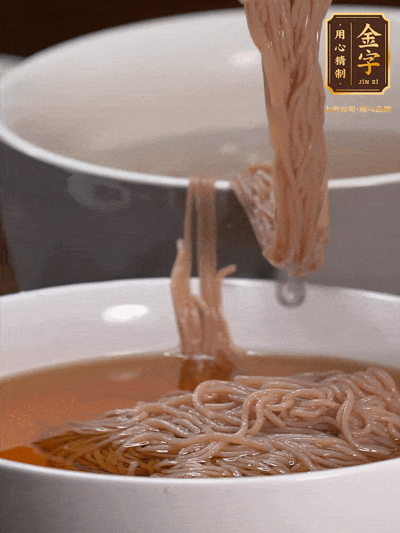 蘋果醋，一點(diǎn)鹽、糖、醬油，兌入涼白開水調(diào)成簡(jiǎn)易冷面湯，放水箱冷藏