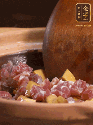 熱油下蒜片，倒入香腸丁、牛肝菌丁翻炒出香味