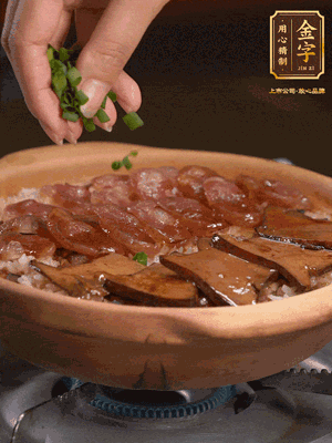 最后鋪上牛肝菌，爭(zhēng)分奪秒地倒上醬汁，撒點(diǎn)小蔥花