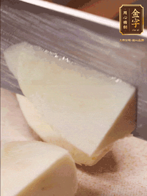 茭白去殼，底部一層老皮刨掉，切成滾刀塊