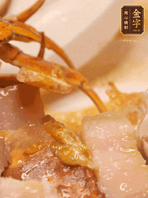 顏色變紅時(shí)，放蔥結(jié)、姜片煸香，再放咸肉、茭白、毛豆翻炒