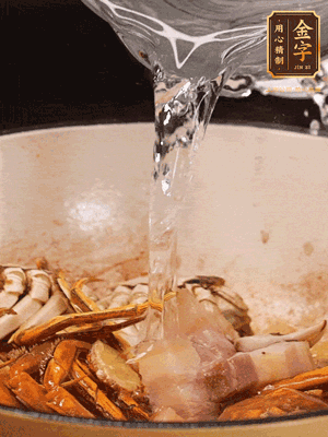 加料酒/花雕酒去腥，加入開水燜10分鐘左右