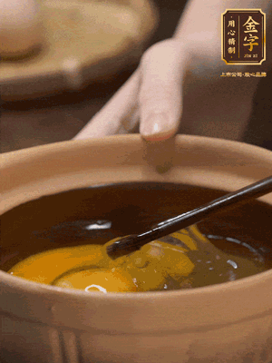 雞蛋打入砂鍋，充分打勻，1.5倍的溫水加一勺鹽，倒入蛋液中，攪拌均勻后用勺子舀去表面浮沫