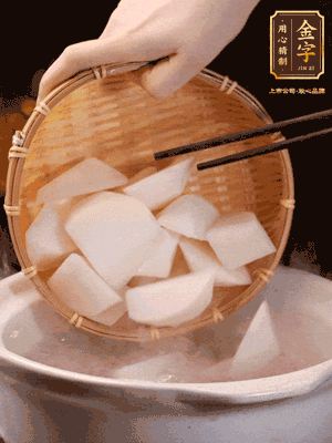 大火煮開(kāi)后，轉(zhuǎn)中小火燉40分鐘，挑出蔥結(jié)，再下蘿卜燉20分鐘