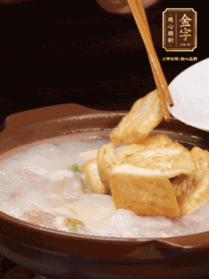 倒入開水大火煮開，轉(zhuǎn)中小火放咸肉，放一點點糖、味精慢燉10分鐘
