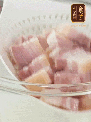 金字淡咸肉、排骨分別加料酒、蔥、姜冷水下鍋焯水，水開撇去浮沫撈出。