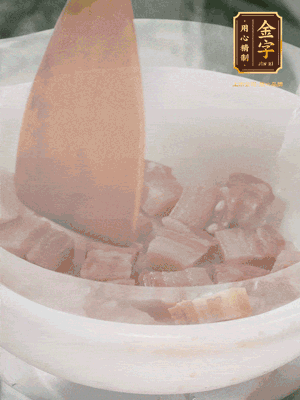 砂鍋內(nèi)咸肉微微煸出香味，再倒入開水。放排骨滾開后轉(zhuǎn)中小火篤30分鐘。（水盡量一次加足，以免中途加水沖淡鮮味。這一步是湯底濃白的關(guān)鍵）