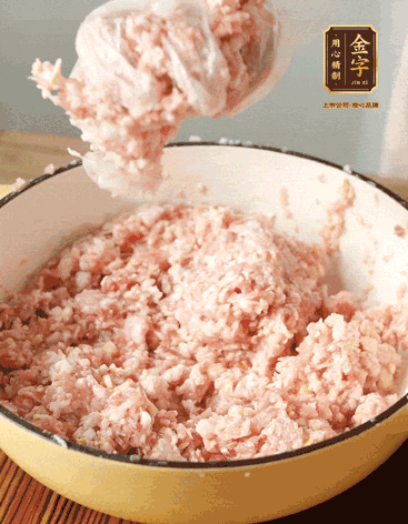 肉丁、咸肉丁、一丟丟鹽、料酒拌勻，反復(fù)摔打上勁。接著加入1兩蔥姜水，反復(fù)拌勻摔打上勁。前后共加3遍。3遍后筍丁，接著反復(fù)摔打上勁。最后加入1個(gè)蛋清、3茶匙生粉拌勻摔打上勁