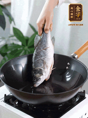 熱油，加1大勺豬油、姜片，再下鱸魚，煎至定型后翻面。（加點(diǎn)豬油，燉出的魚湯更容易變?yōu)榍逅哪贪咨?。?>
					</div>
					<span>步驟 3/6</span>
					<p>熱油，加1大勺豬油、姜片，再下鱸魚，煎至定型后翻面。（加點(diǎn)豬油，燉出的魚湯更容易變?yōu)榍逅哪贪咨?。?/p>
				</li><li>
					<div   id=