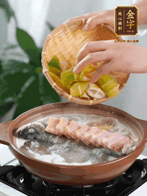 倒開水燉煮后轉(zhuǎn)移入砂鍋，淋料酒去腥、加少許鹽調(diào)味，再依次加咸肉、春筍燉煮15分鐘。