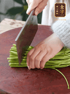 正嫩的藜蒿，掐頭去除根部，切小段