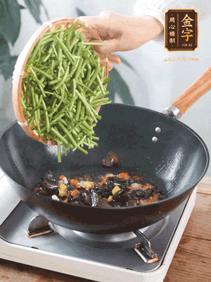 熱油煸香蒜末、姜粒、小米辣，再下臘肉煸炒出香味