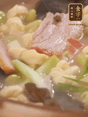 最后加一點蠔油、雞精調(diào)味