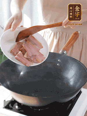 豬油熱鍋，下咸肉煸香，再下蔥姜提鮮