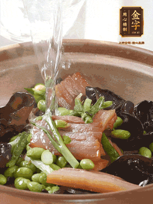 轉(zhuǎn)入砂鍋，加入開水、百葉結(jié)燉煮10分鐘