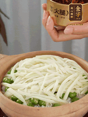 到水微干，放上豌豆、茭白絲。
