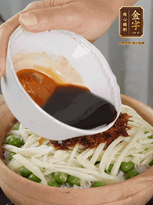 繼續(xù)小火燜3分鐘，淋上XO醬攪拌均勻。
