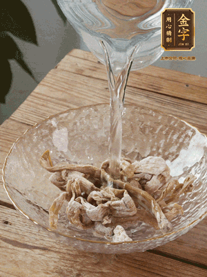 筍干提前泡發(fā)1晚切段，冬瓜去皮切塊。