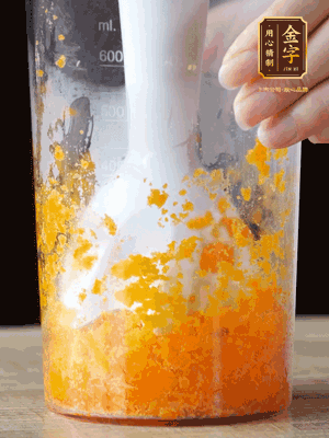 加玉米油、水怡、水揉搓成細(xì)膩的面團(tuán)。松弛半小時(shí)后，分成37g一個(gè)