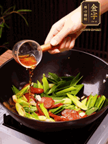 下蒜苗炒軟，沿鍋邊烹入一勺料酒，加醬油、蠔油、白糖調(diào)味炒勻