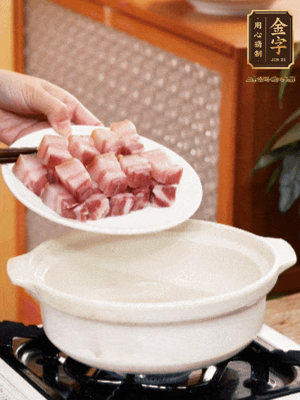鍋內(nèi)倒油，下咸肉微微煸炒，再放排骨炒一下