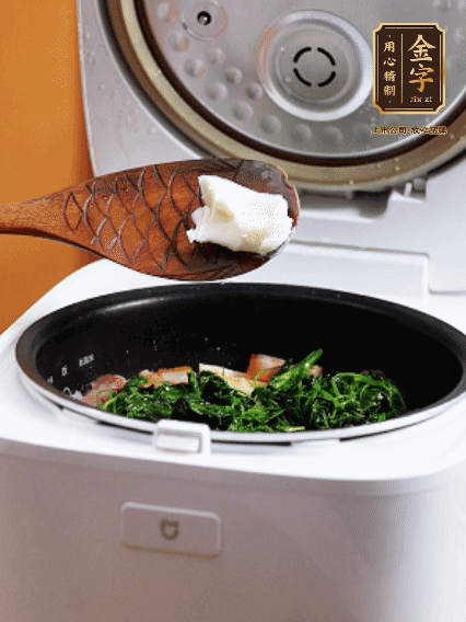 放入電飯鍋、加1勺豬油翻拌均勻