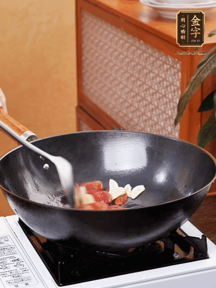 熱油，香腸微微煸出香味，加蒜片、小米辣