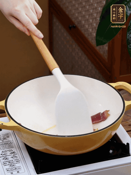 油熱，姜絲、火腿微微煸出香味