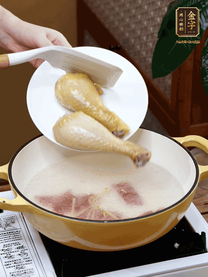 倒清水，放雞腿，大火煮開轉(zhuǎn)中小火煮20分鐘