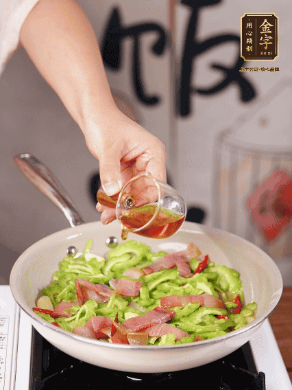淋一圈料酒，少許糖調(diào)味