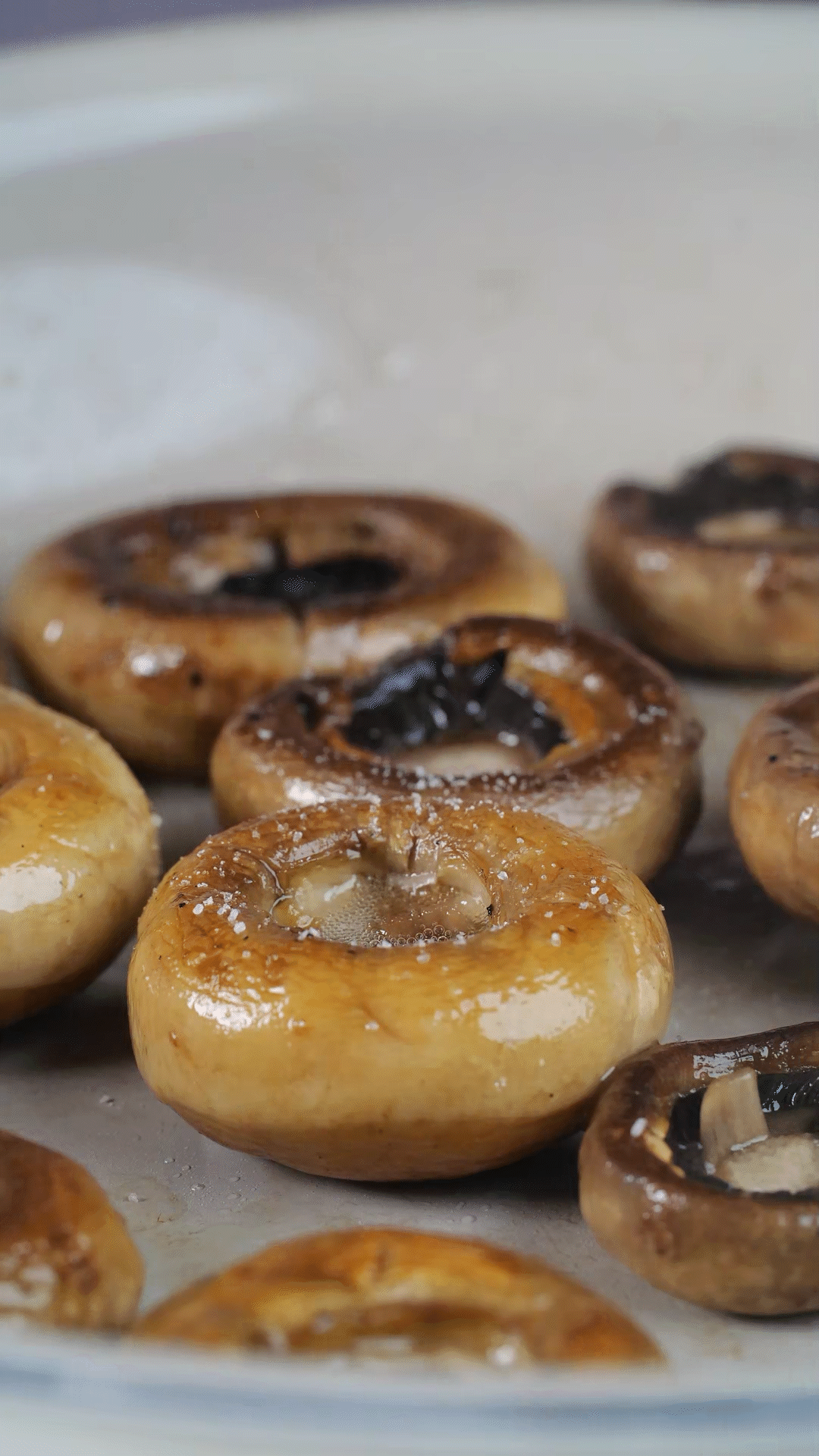 鍋內(nèi)放橄欖油，將口蘑煎至兩面微微焦黃，用黑胡椒海鹽調(diào)味