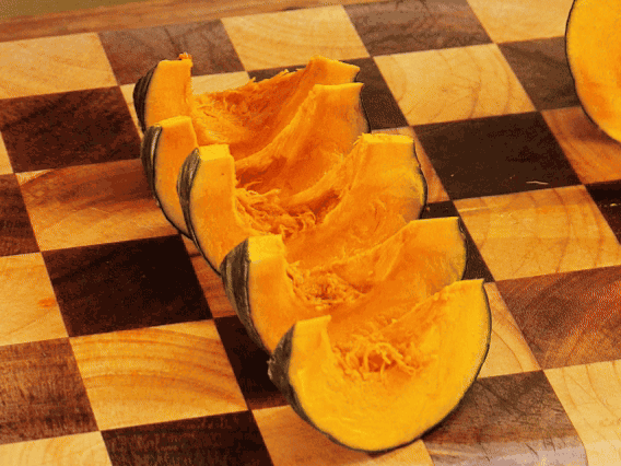 貝貝南瓜去瓤切小塊；干香菇熱水泡發(fā)，切條