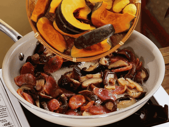 清洗好的大米放入電飯鍋，加裹滿(mǎn)醬汁的食材，再加剛好沒(méi)過(guò)食材的水，攪拌一下