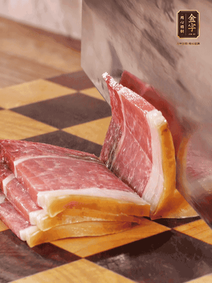 金字火腿切片，溫水浸泡5分鐘；肉皮泡發(fā)，切成小塊。