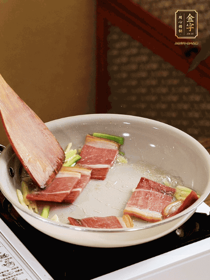 熱油下鍋，火腿、蔥姜蒜煸出香味備用