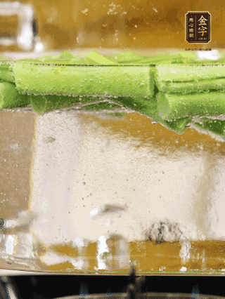 豆角切成段，加油焯水1分鐘